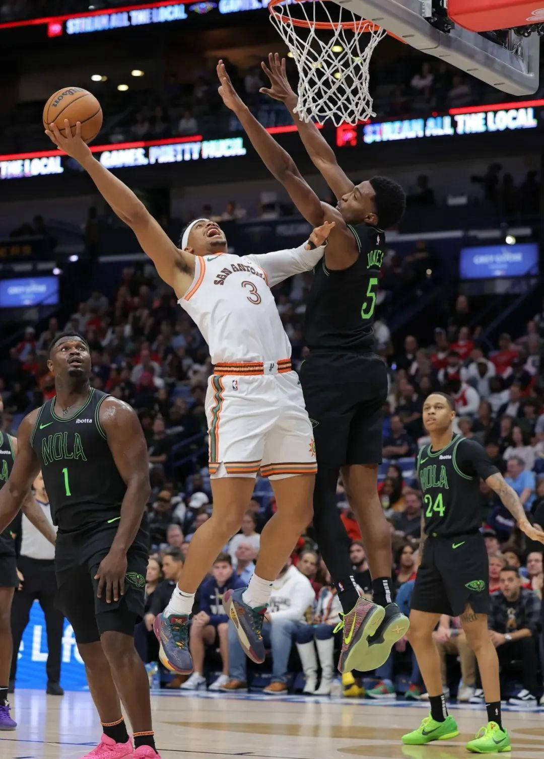 新奥尔良鹈鹕今夜强势反弹;志在足总杯名次提升;气氛紧张;控场能力受关注 新奥尔良鹈鹕今夜强势反弹;志在足总杯名次提升;气氛紧张;控场能力受关注